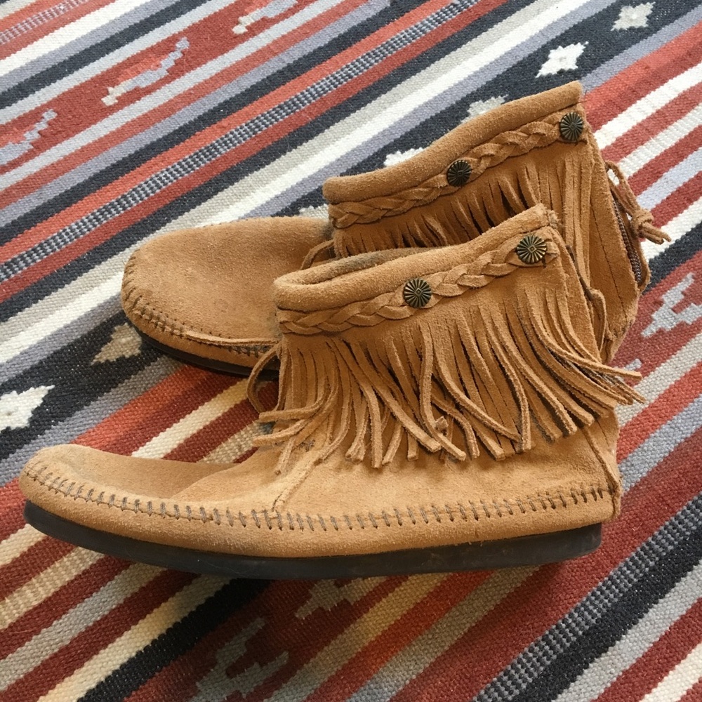 Minnetonka size 9 zip fringe moccasins